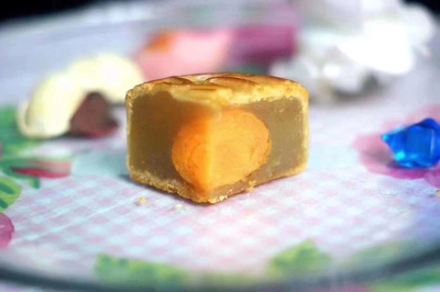 蛋黄白莲蓉月饼